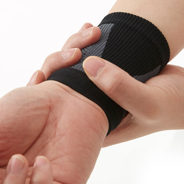 Triplicated Lining Compressive Wrist Sleeve - Excellent Warmth & Compression - Protects Weaken Muscles & Prevents Sports Injuries_gallery_12