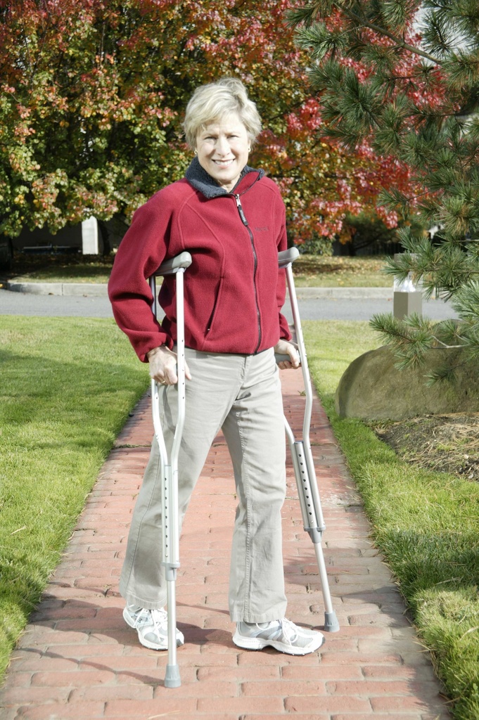 Walking Crutches with Underarm Pad and Handgrip (Adult)_image_12
